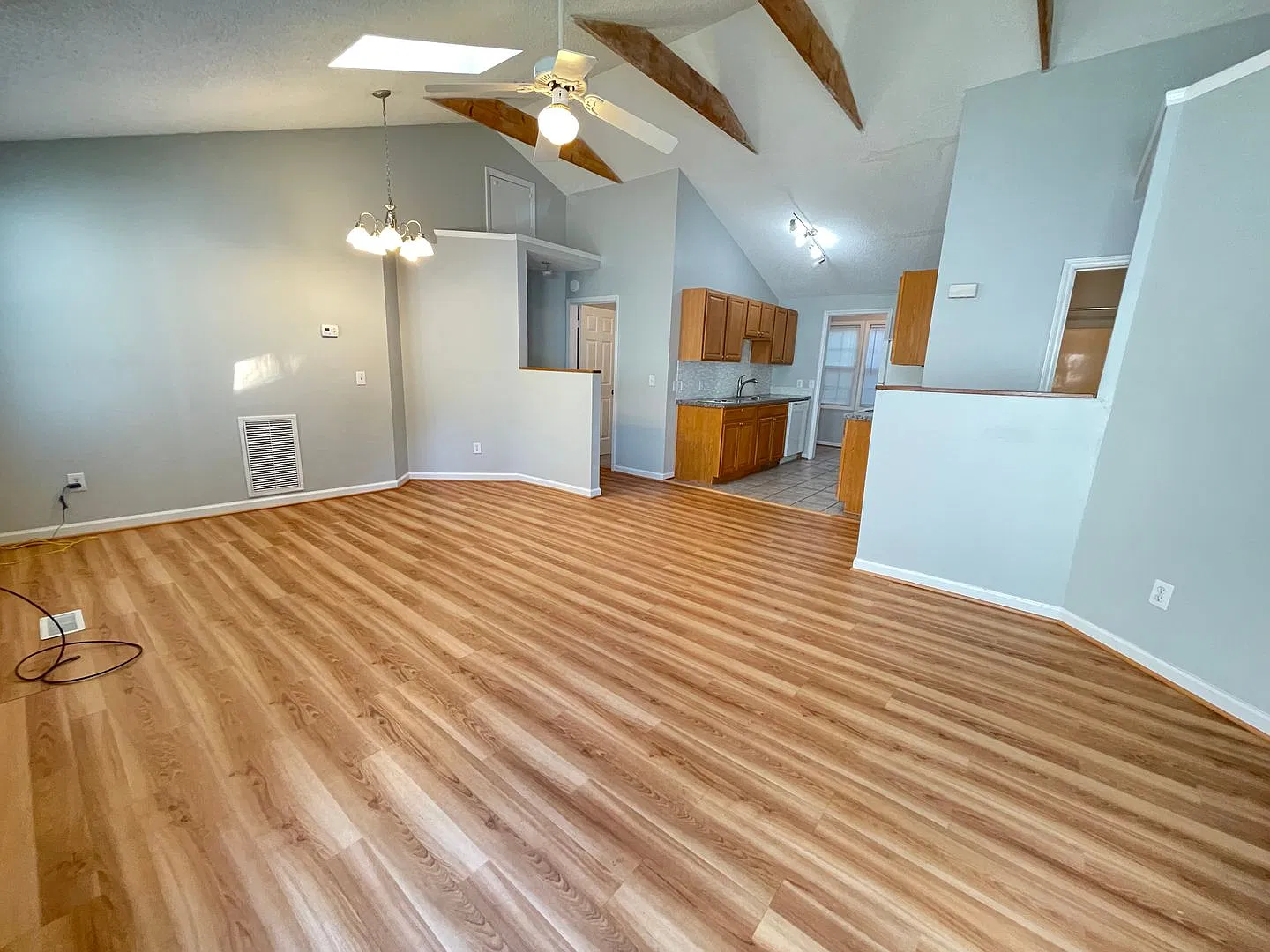 Great location! 4br house w/ parking, large rooms within walking distance to UNC Campus! — Photo 3