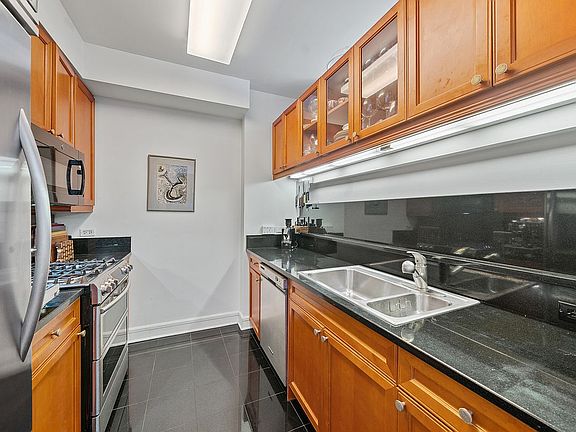 3rd image of 220 Riverside Blvd APT 5K