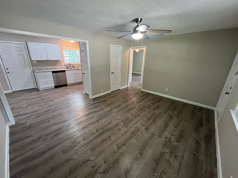 2100 Camden Dr — Photo 5