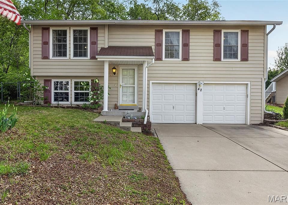 1st image of 42 Oak Knoll Dr