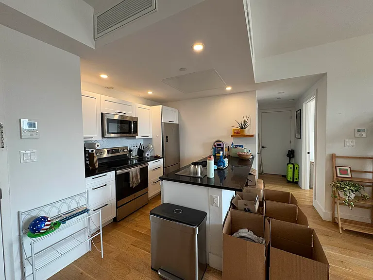 1661 Summerfield St #4G — Photo 6