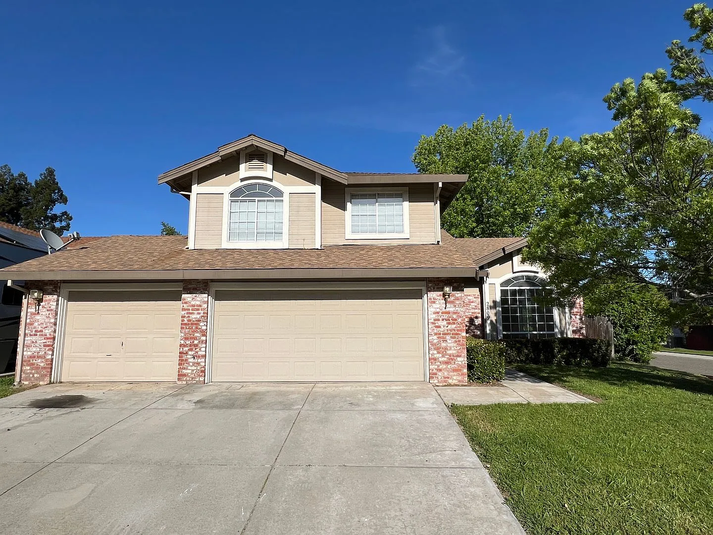 Stunning 4 Bedroom Corner Lot Home with Modern Renovation, 3-Car Garage and Covered Pati — Photo 1