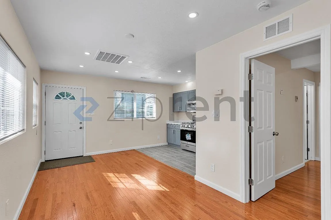 1 bed, 450 sqft, $2,100 — Photo 3