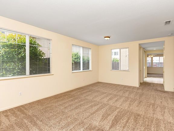 4th image of 1360 Woodford Ln
