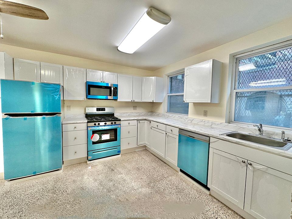 Kitchen: Brand new appliances