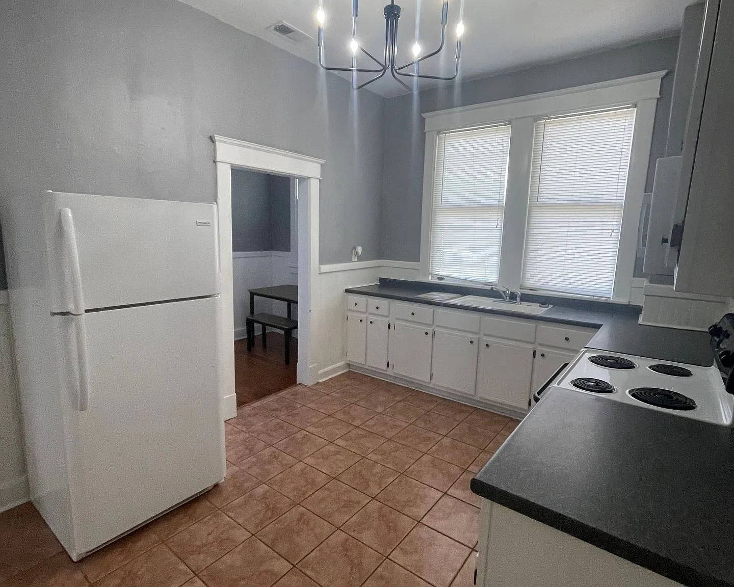 3 Bedroom 2 Bathroom Baldwin Park upstairs unit 1 off street parking — Photo 4