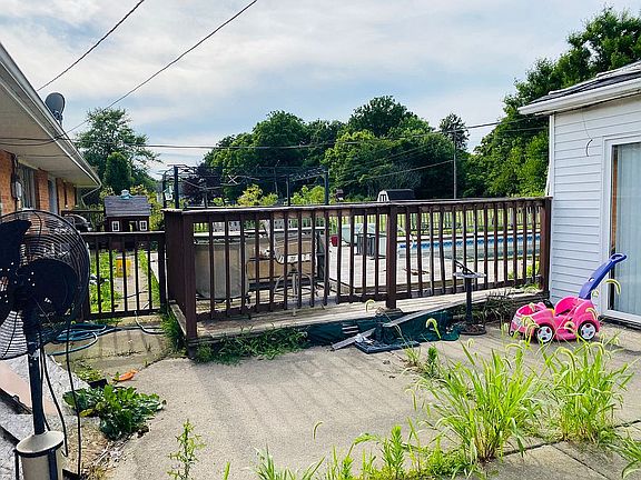 Between House and pool House