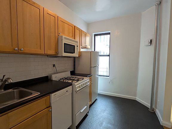 4th image of 220 E 78th St APT 16