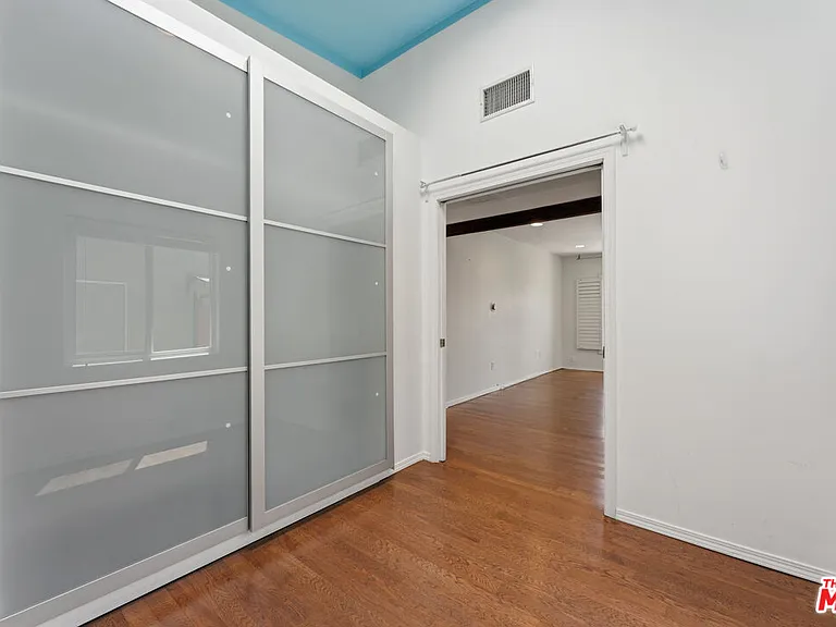 422 James St — Photo 8