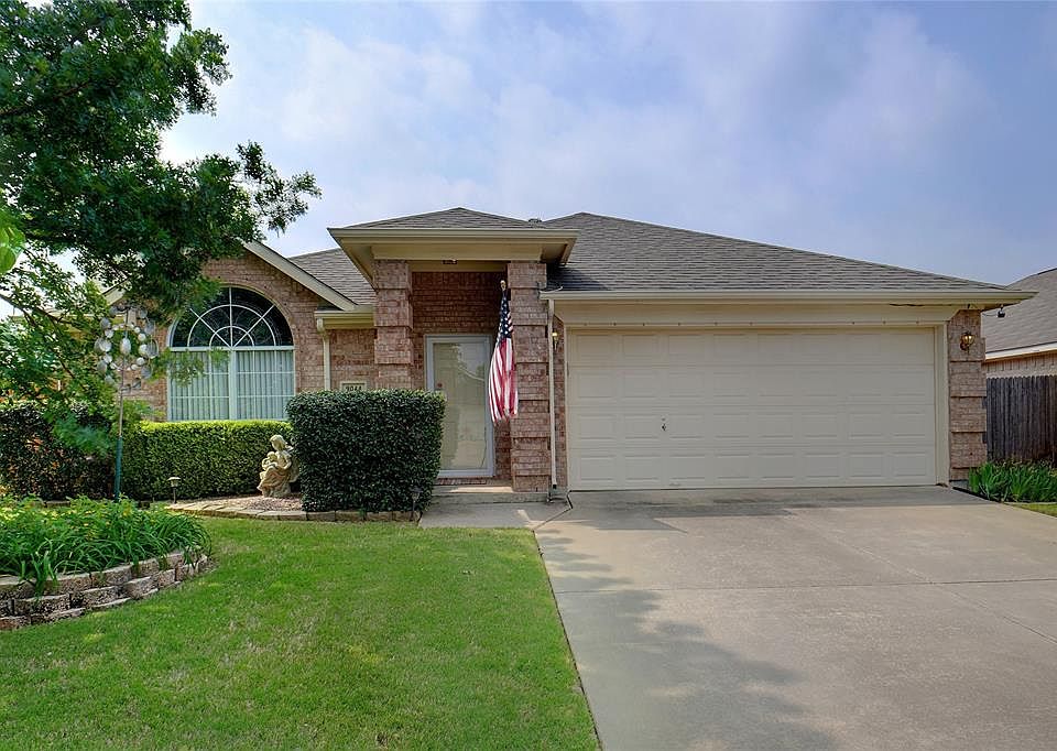 ATTRACTIVE HOME WELCOMES YOU TO COME INSIDE.
