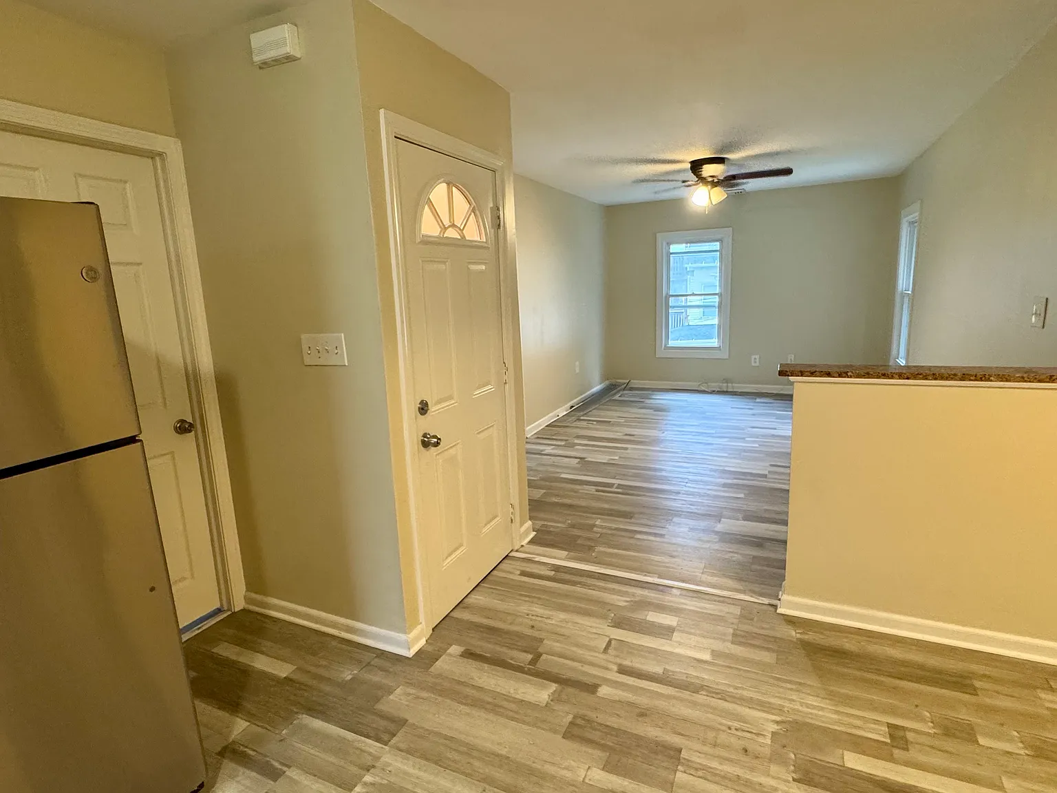 3 bed, 1200 sqft, $2,050 — Photo 4