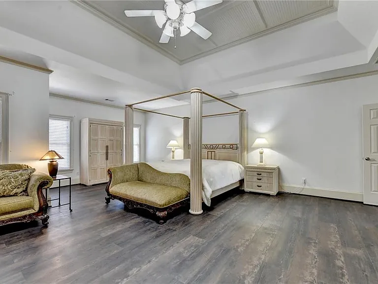 8910 Pinehurst Cv — Photo 56