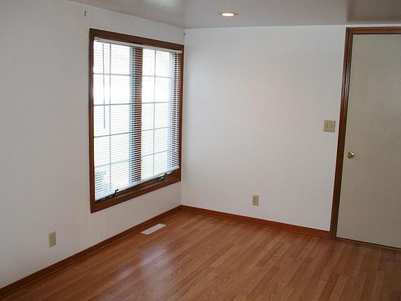 5th image of 560 Appletree Dr