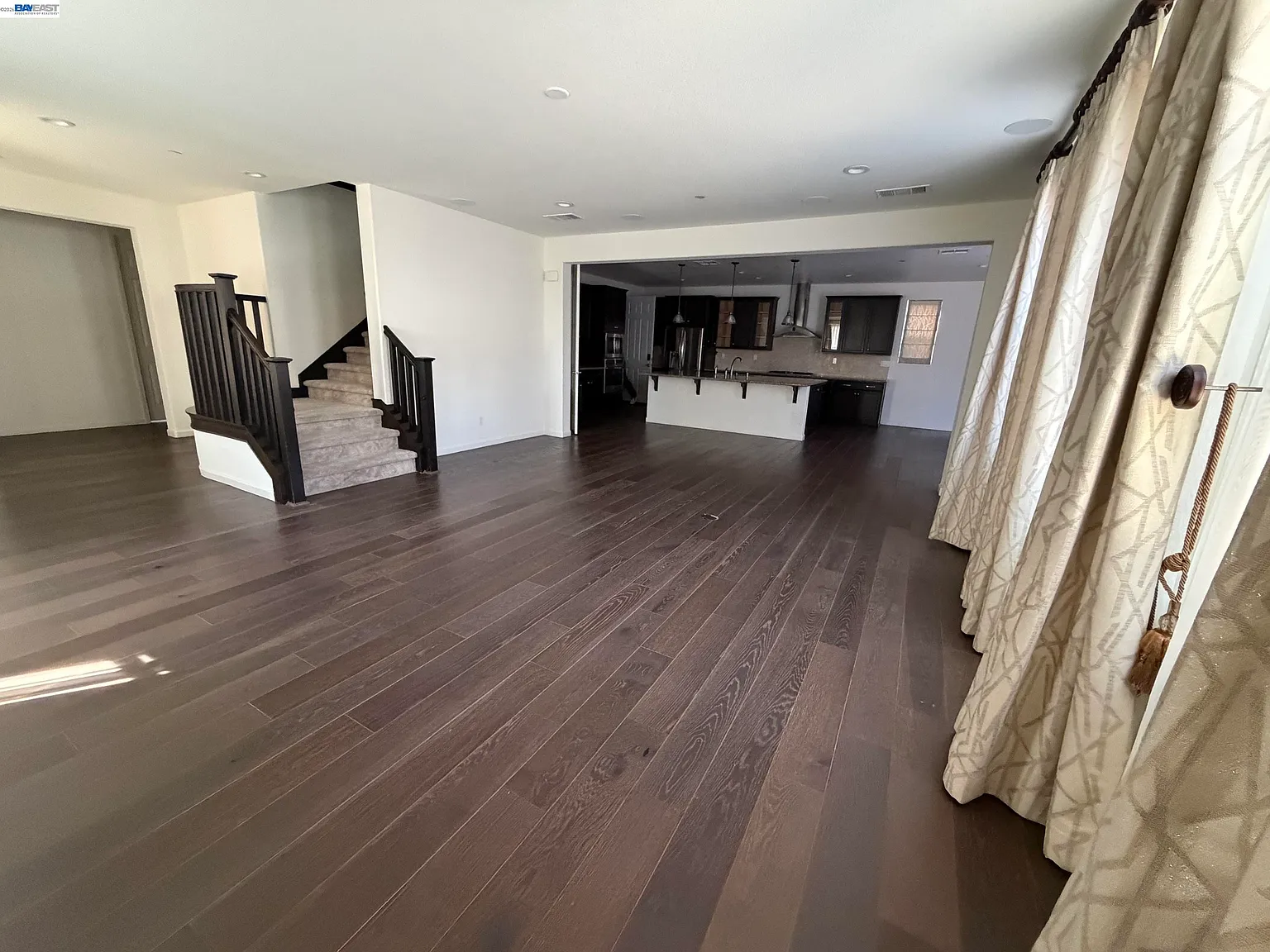 5 bed, 3562 sqft, $4,200 — Photo 3