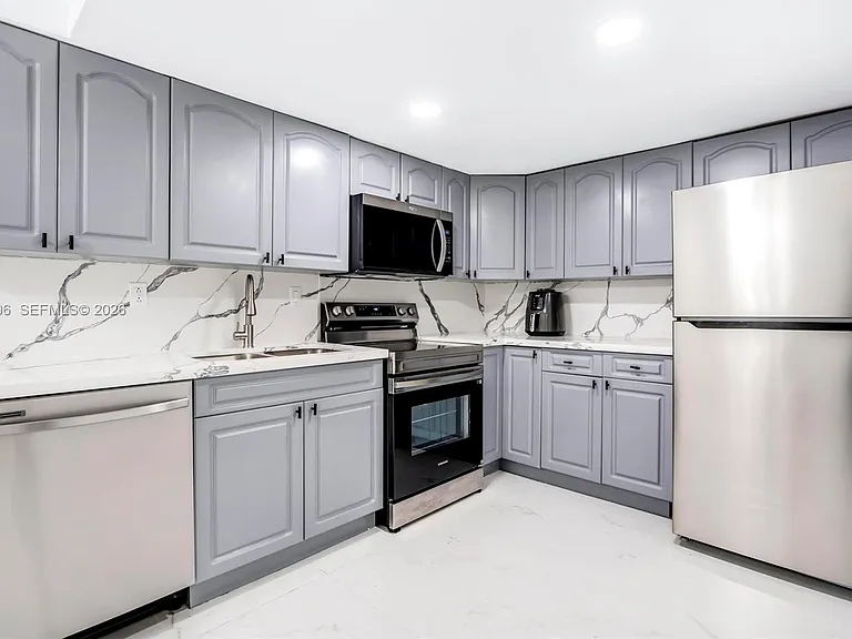 22 Canterbury Ln #22 — Photo 12