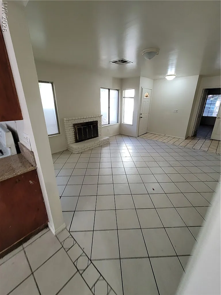 3 bed, 2.0 bath, 1165 sqft, $1,659 — Photo 2