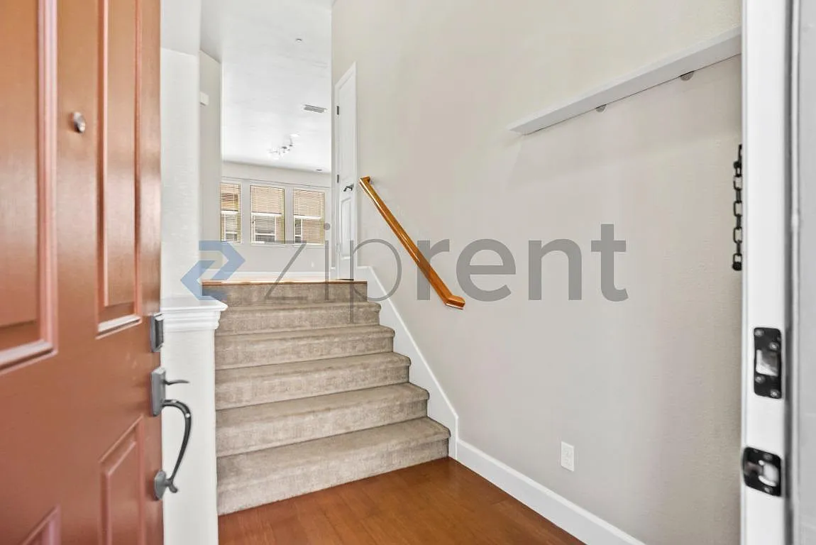 3 bed, 2.5 bath, 1950 sqft, $5,680 — Photo 4