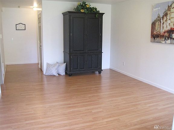 3rd image of 330 Montezuma Dr