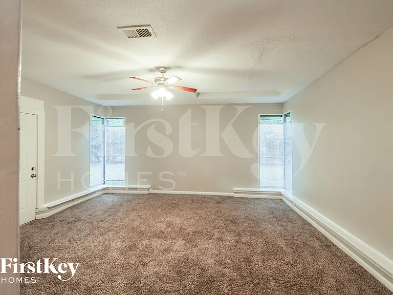 4415 Akard St — Photo 6