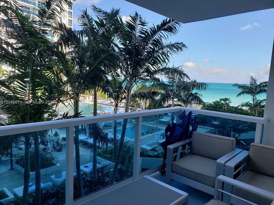 2301 Collins Ave #516