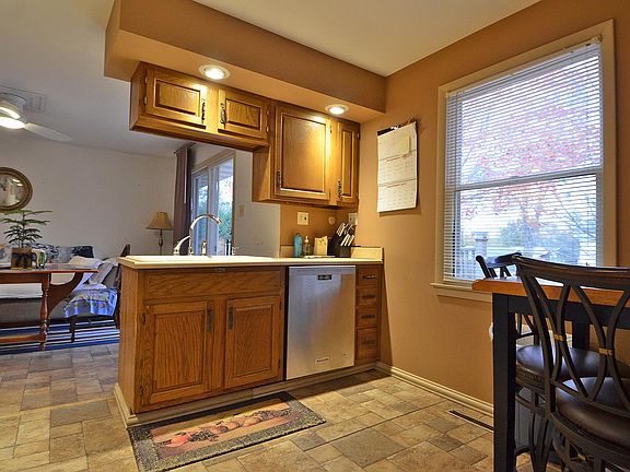3rd image of 930 Knottingham Dr