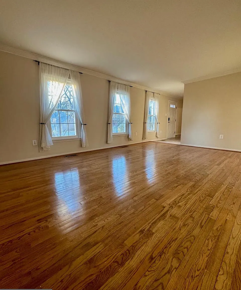 4 bed, 3.5 bath, 2918 sqft, $4,300 — Photo 2