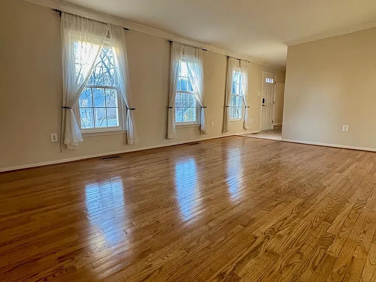 20333 Pleasant Ridge Dr — Photo 2