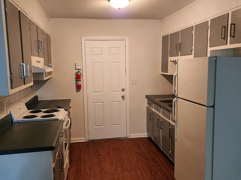 585 Marina St — Photo 5