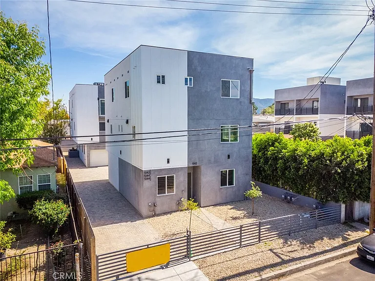 5144 Riverton Ave — Photo 1