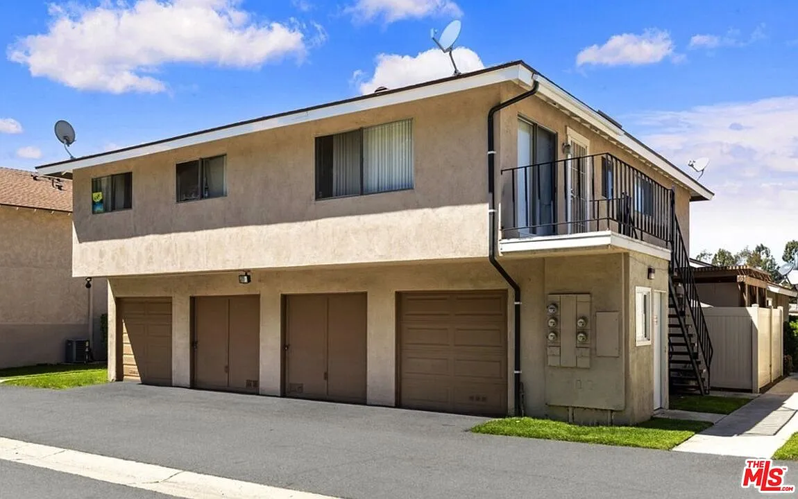 2 bed, 2.0 bath, 877 sqft, $2,450 — Photo 2