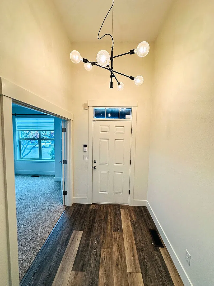 Charming Custom Ridgefield One Level Home — Photo 3