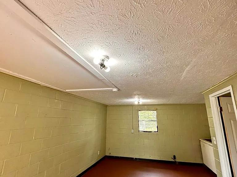 258 E Columbia Ave — Photo 4