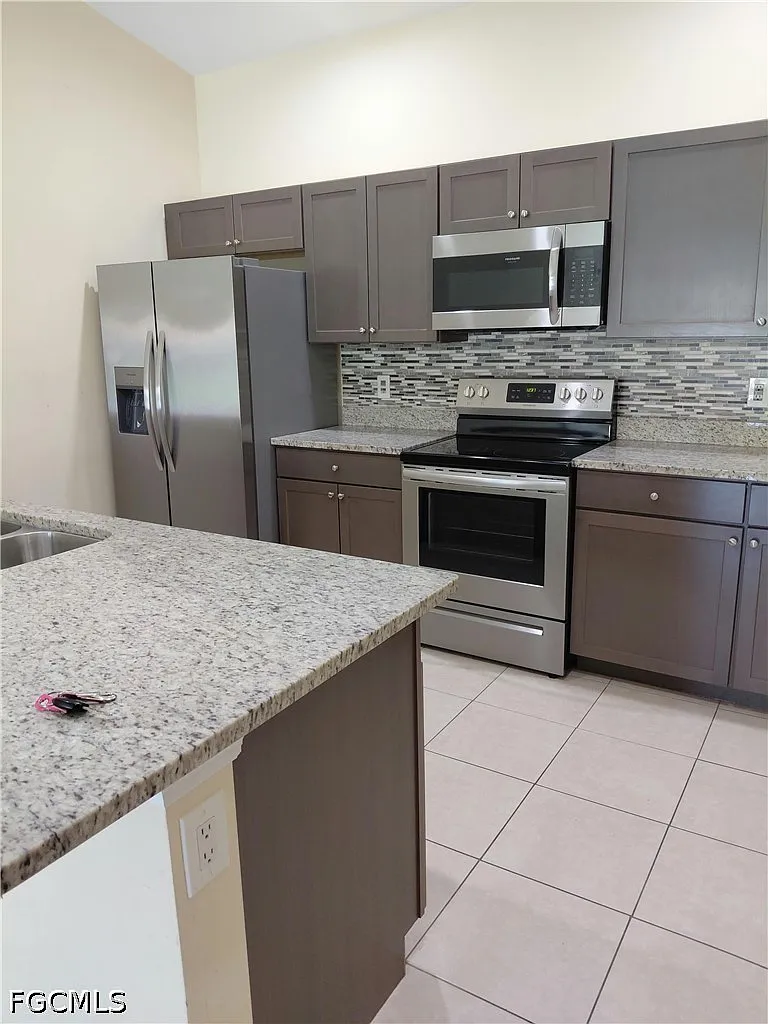 3 bed, 2.0 bath, 2360 sqft, $1,850 — Photo 3