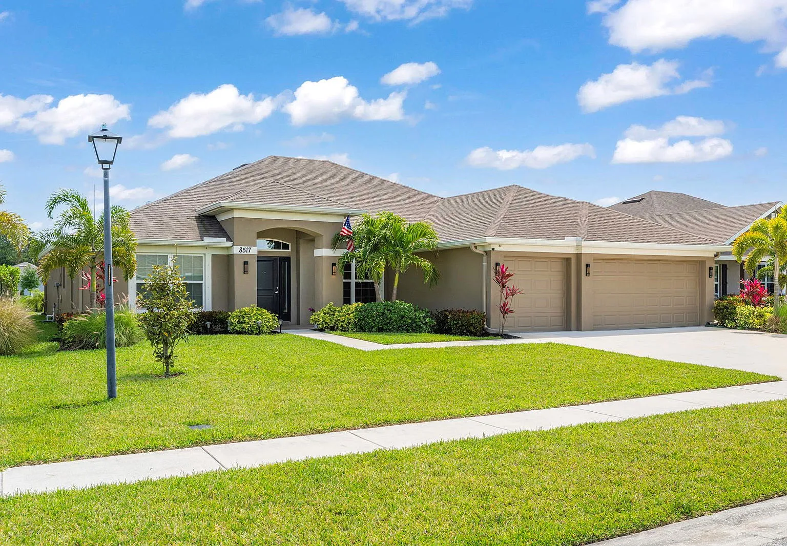 4 bed, 3.0 bath, 2528 sqft, $3,000 — Photo 2