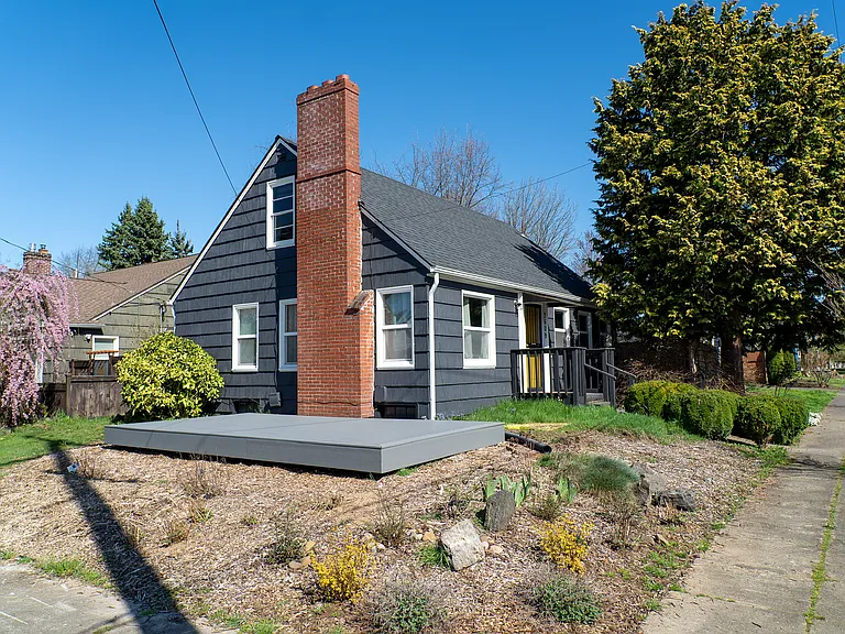 2609 NE Liberty St — Photo 2