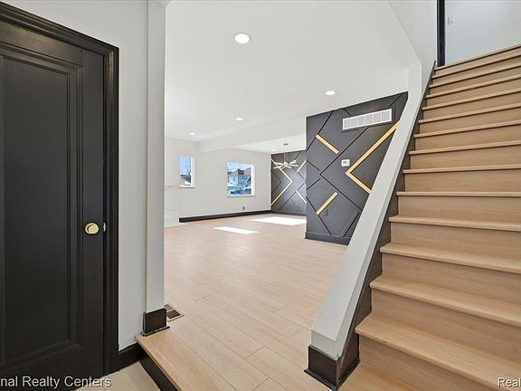 4th image of 18403 Stoepel St