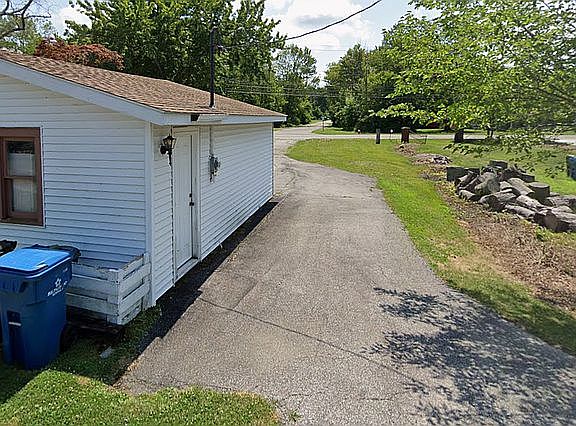 3rd image of 4617 Edgewater Dr