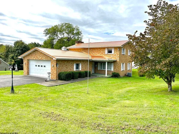 92 Parkway Dr, Monongah, WV 26554