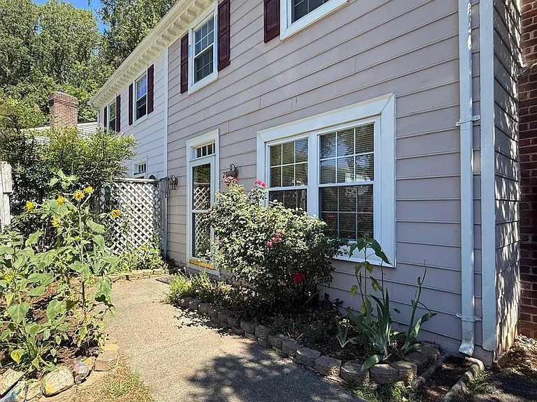 282 Albert Ct — Photo 2