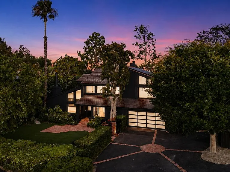 13302 Mulholland Dr — Photo 36