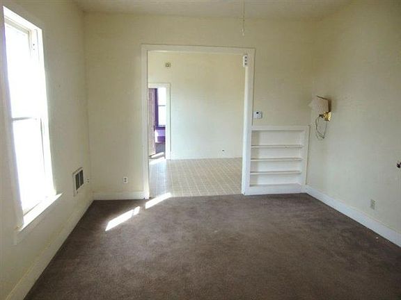 2nd image of 904 W Sinclair St