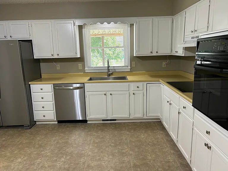 1572 Oxford Way — Photo 8