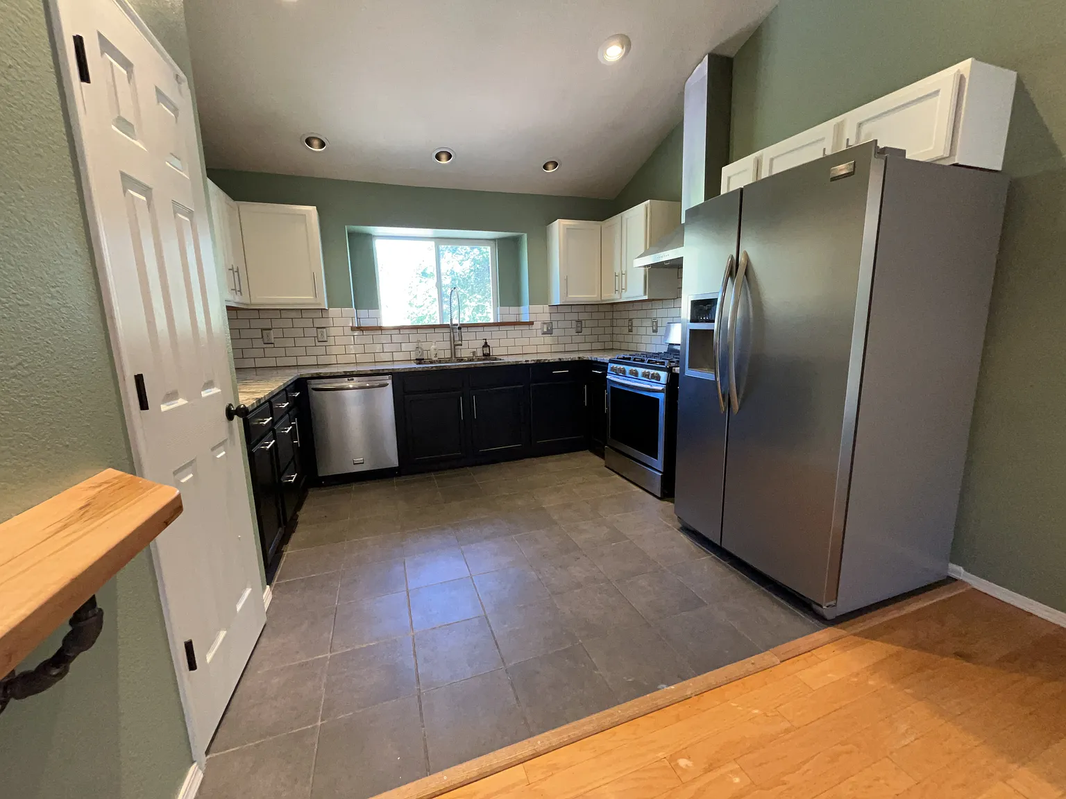 655 W Monument Street — Photo 4
