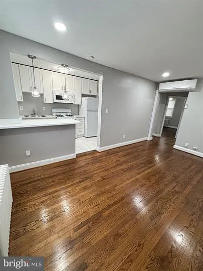 2 bed, 748 sqft, $1,350 — Photo 2
