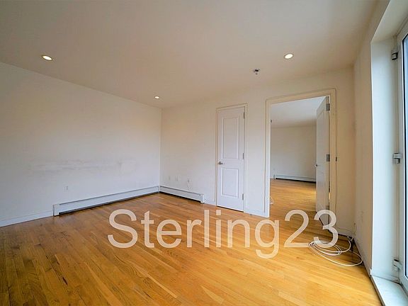 5th image of 2550 Crescent St APT 4A