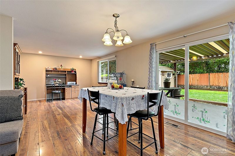 5th image of 15902 Woodland Avenue E