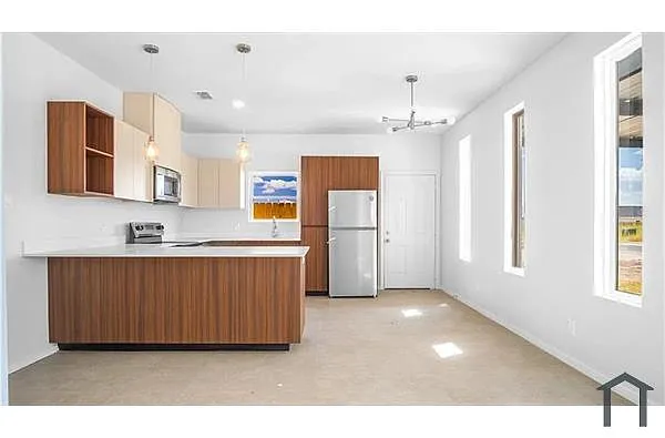 Building Photo - 500 N Onyx Ave