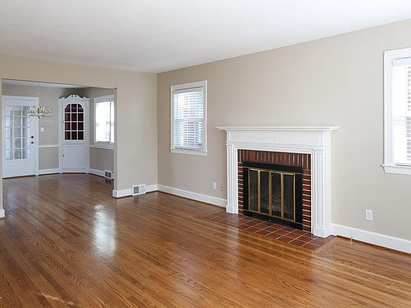 5th image of 2127 Dahlia Ave