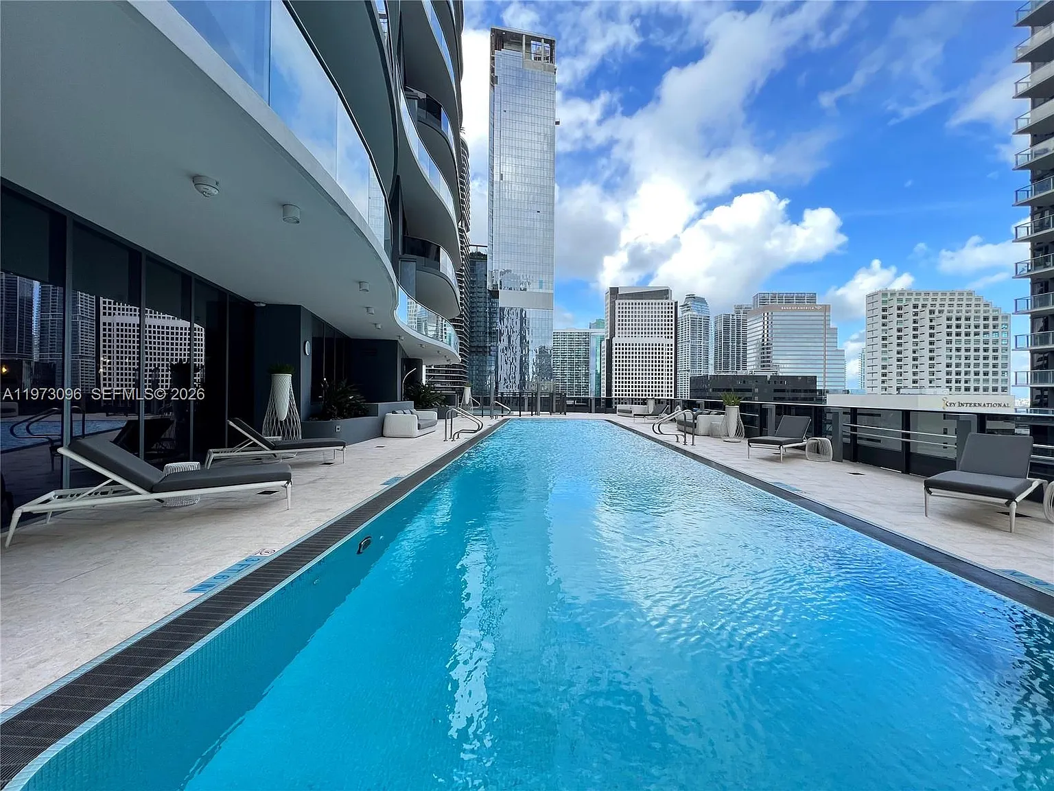1 bed, 1.5 bath, 829 sqft, $4,700 — Photo 1