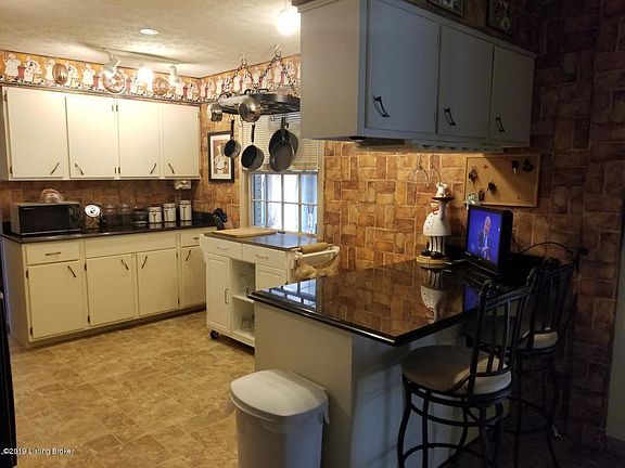 3rd image of 2435 Parkdale Ave